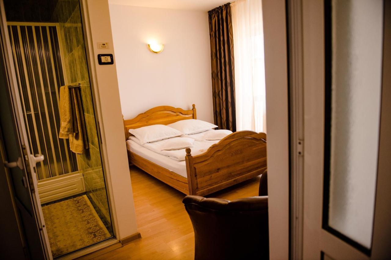 Pensiune Roua Arad Exterior photo